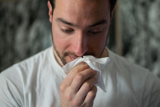 Nez bouché, nez qui coule ou éternuements…  même si on sait que le rhume guérit sans traitement, ses symptômes peuvent être soulagés avec de simple gestes ou le recours aux huiles essentielles.