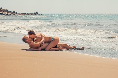 couple faisant l'amour sur une plage