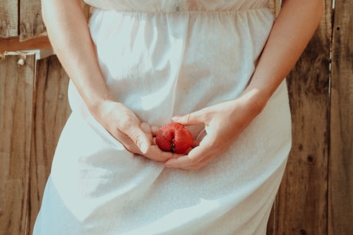 le mot vagin fait référence à une partie spécifique du système reproducteur féminin. C'est le tube musculaire qui va de la vulve - qui fait référence aux organes génitaux externes de la femme, y compris les lèvres, le clitoris et le col de l'utérus.