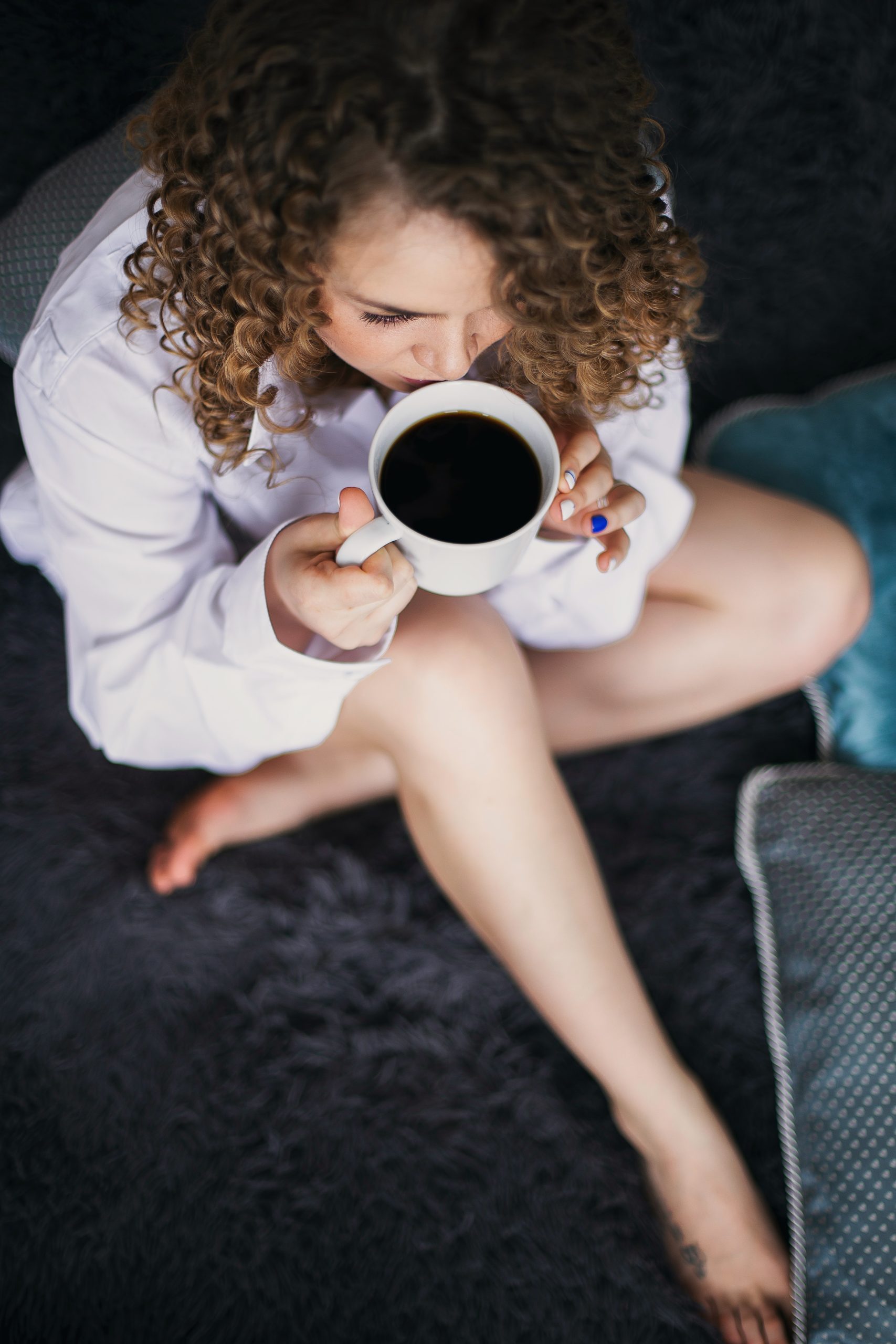 Femme boit du café