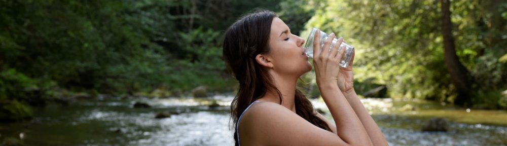 Femme boit de l'eau
