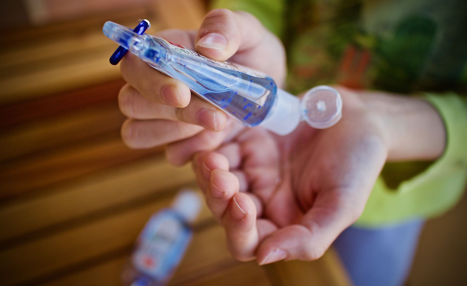 Certains dermatologues français avertissent sur la dangerosité du Gel hydroalcoolique lorsqu'il est combiné avec la lumière du soleil.