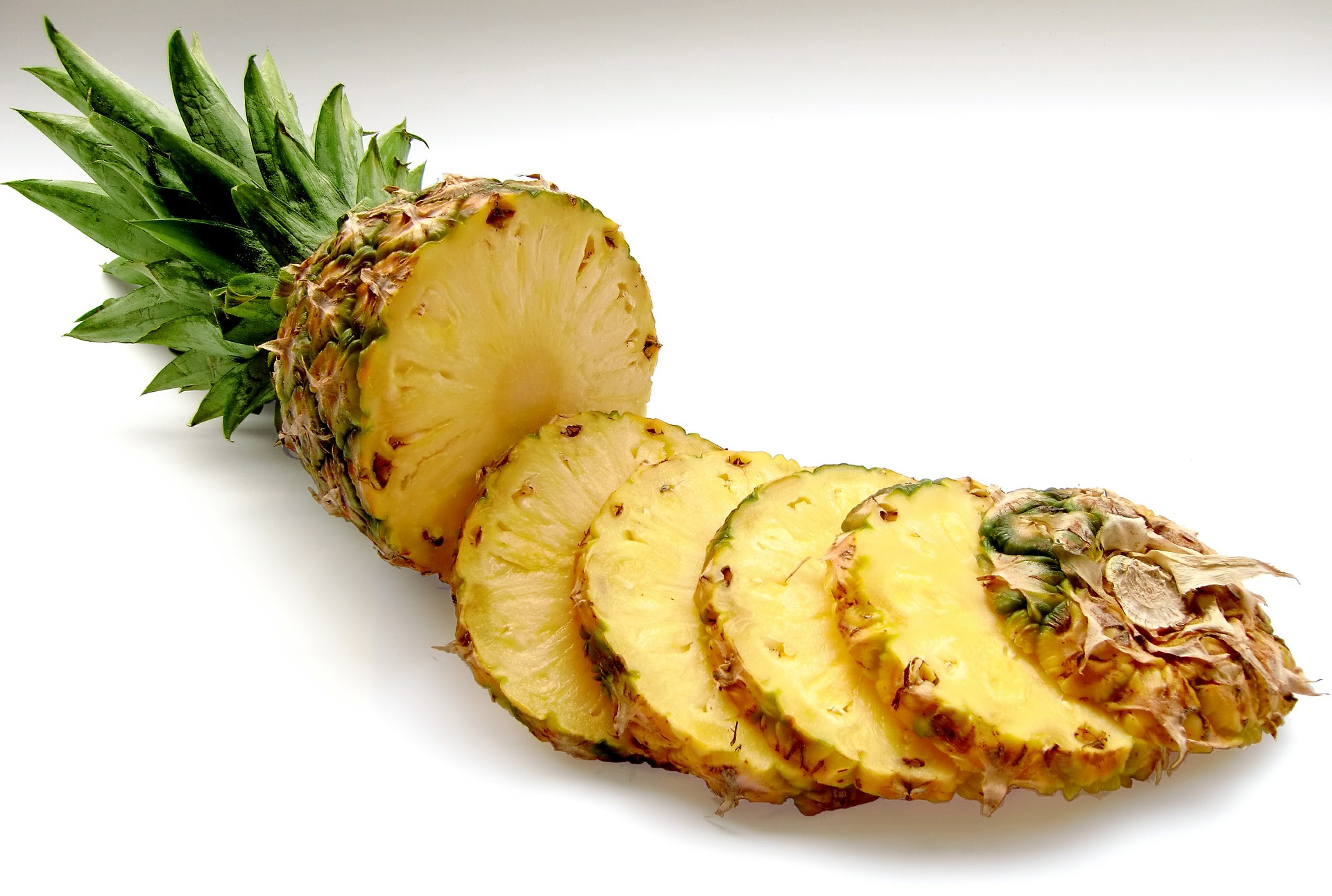 La broméline ou Bromélaïne est un mélange d'enzymes digérant les protéines et provenant de la tige, du fruit et du jus de l'ananas.