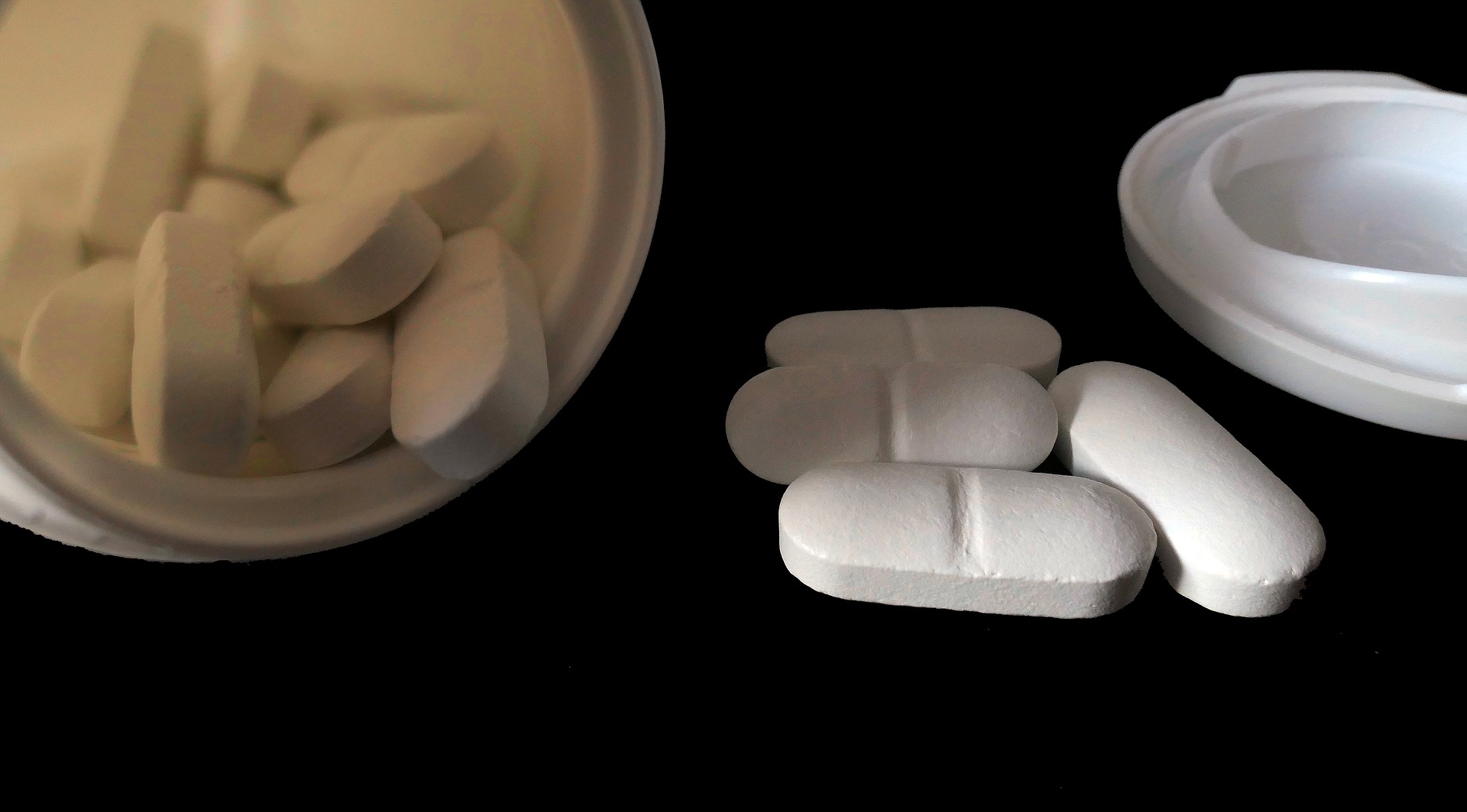 L'aspirine est un analgésique et un anti-inflammatoire couramment utilisé qui peut aider à réduire le risque d'événements cardiovasculaires, tels que les crises cardiaques (infarctus du myocarde) et les accidents vasculaires cérébraux.