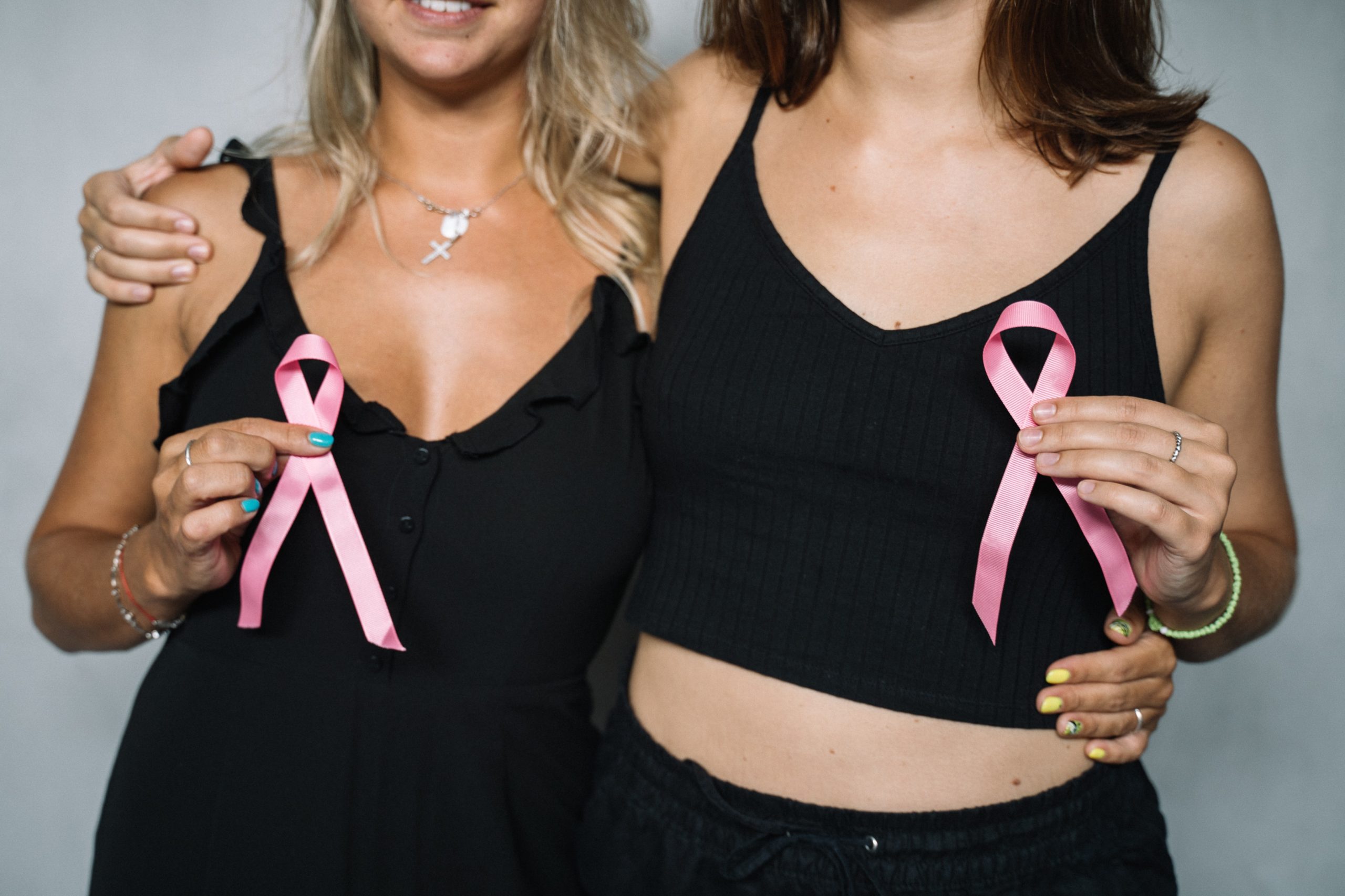 Le cancer du sein est décrit en fonction du type de tissu mammaire d'où provient la tumeur. Par exemple, les cancers qui commencent dans les canaux du sein sont appelés cancers canalaires et ceux qui commencent dans les lobules (glandes) sont des cancers lobulaires.