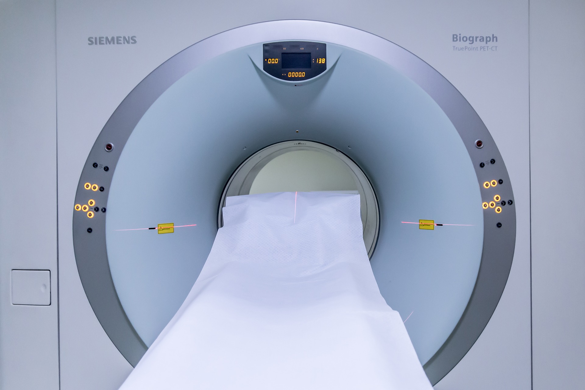 L'IRM du sein utilise des champs magnétiques pour créer une image du sein. Elle peut être recommandée pour faciliter le diagnostic dans certains cas, mais elle n'est pas utilisée dans toutes les situations.
