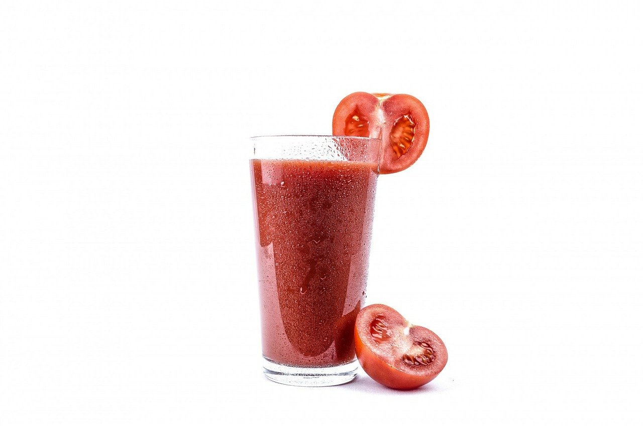 La meilleure façon de vous assurer que votre jus de tomate est frais et ne contient pas beaucoup d'ingrédients ajoutés est de le préparer vous-même.