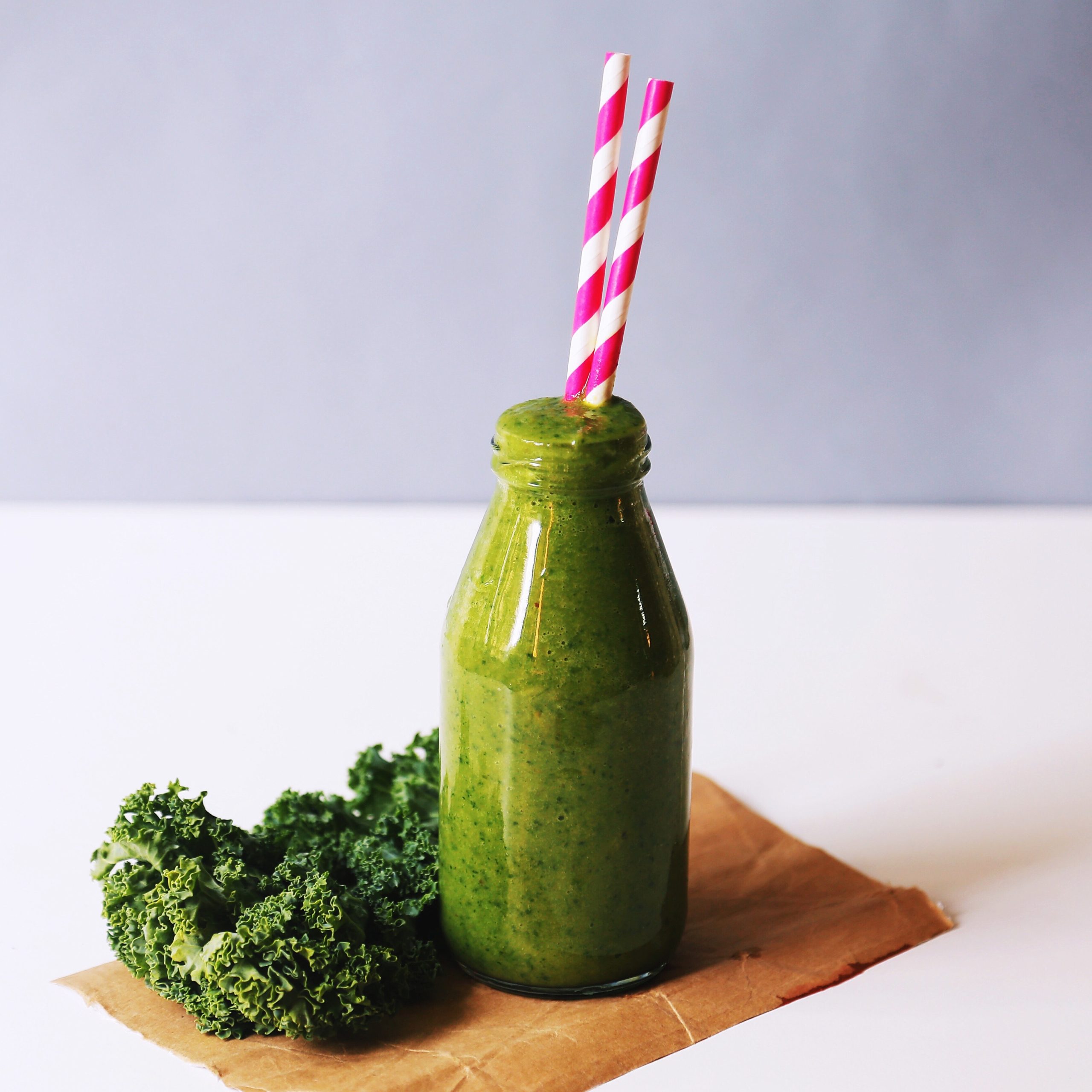 Un jus vert à base de légumes est une centrale de nutriments qui favorise un système immunitaire fort.