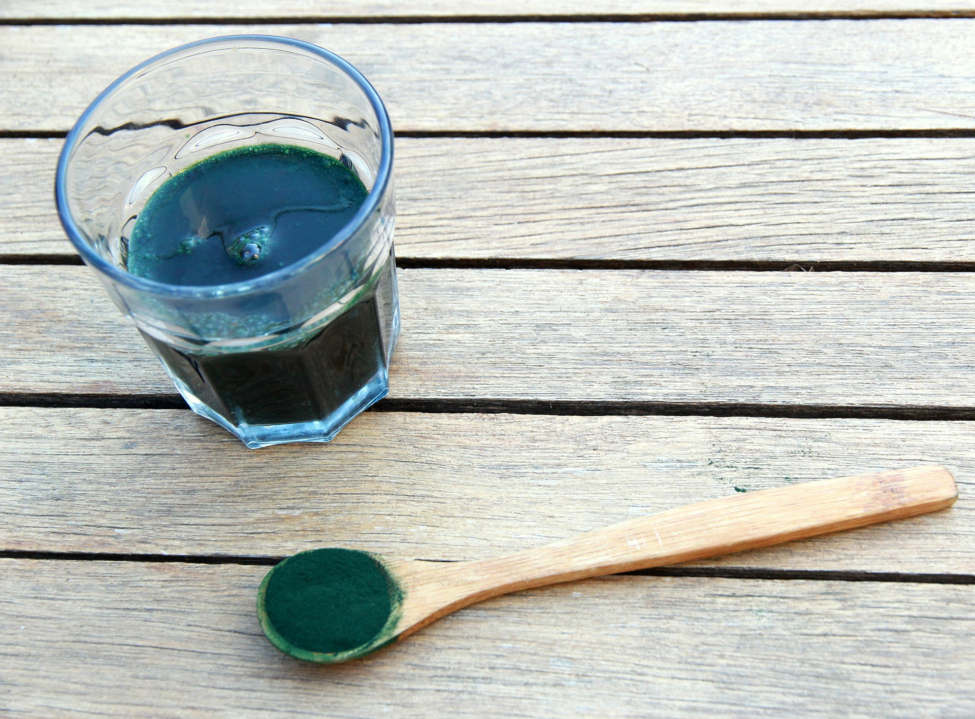 La Spiruline était consommée par les Aztèques de l'Antiquité, mais elle est redevenue populaire lorsque la NASA a proposé qu'elle puisse être cultivée dans l'espace pour être utilisée par les astronautes.