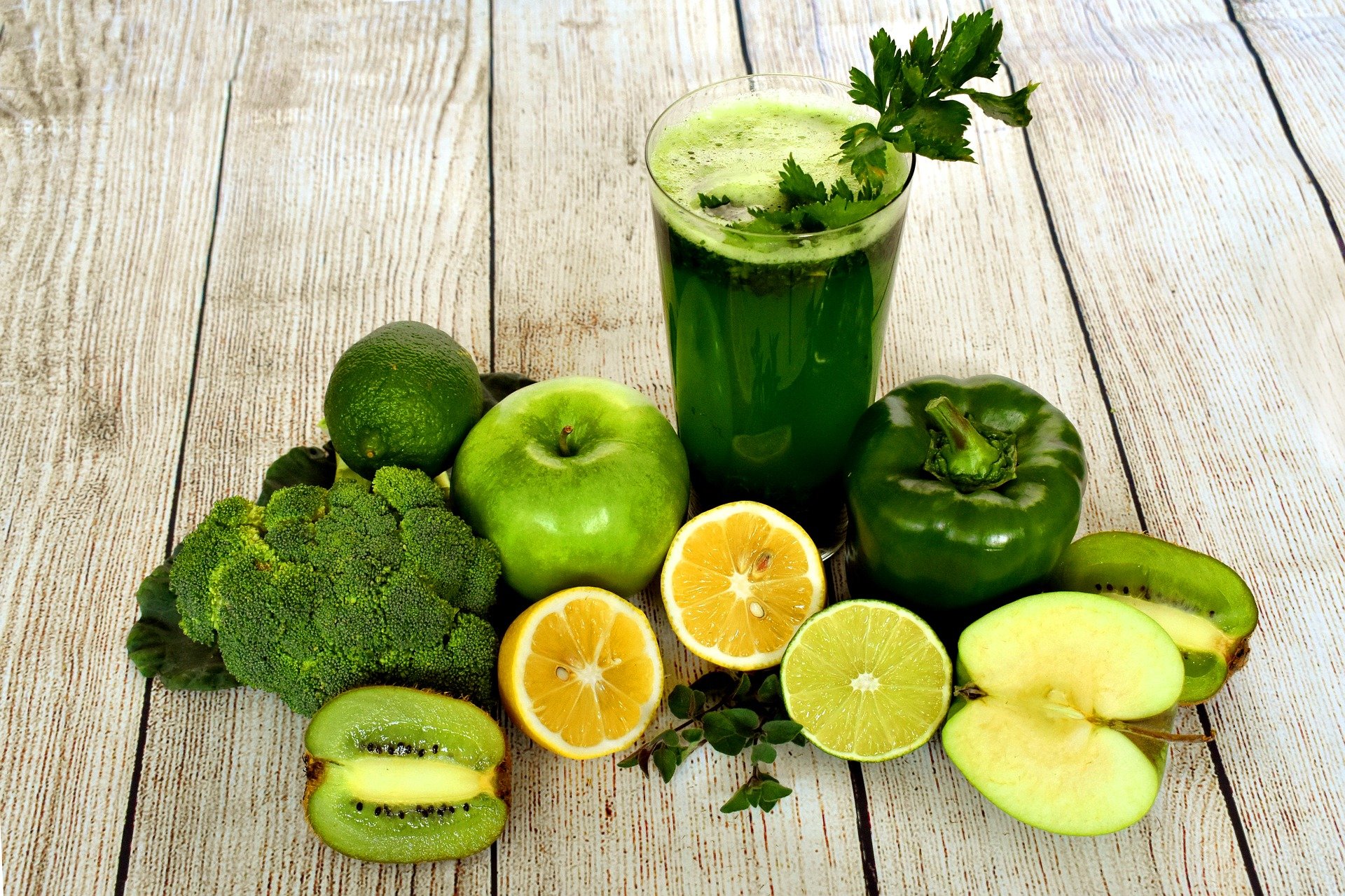 La vitamine C est hydrosoluble et se trouve dans de nombreux fruits et légumes, notamment les oranges, les fraises, les kiwis, les poivrons, les brocolis, le chou frisé et les épinards.