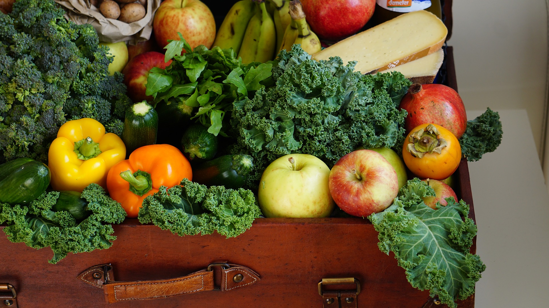 Le folate est naturellement présent dans une grande variété d'aliments, notamment les légumes (en particulier les légumes à feuilles vert foncé), les fruits, les noix, les haricots, les pois, les fruits de mer, les œufs, les produits laitiers, la viande, la volaille et les céréales.