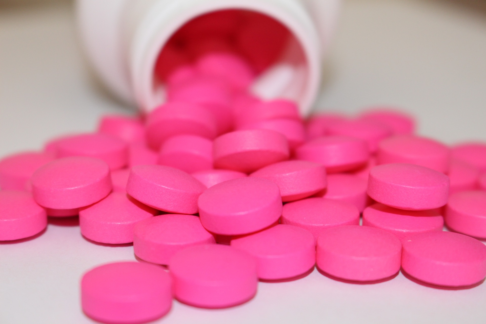 L'ibuprofène est un type d'anti-inflammatoire non stéroïdien (AINS) qui est souvent utilisé pour soulager la douleur, la fièvre et l'inflammation liées à un large éventail de problèmes de santé.