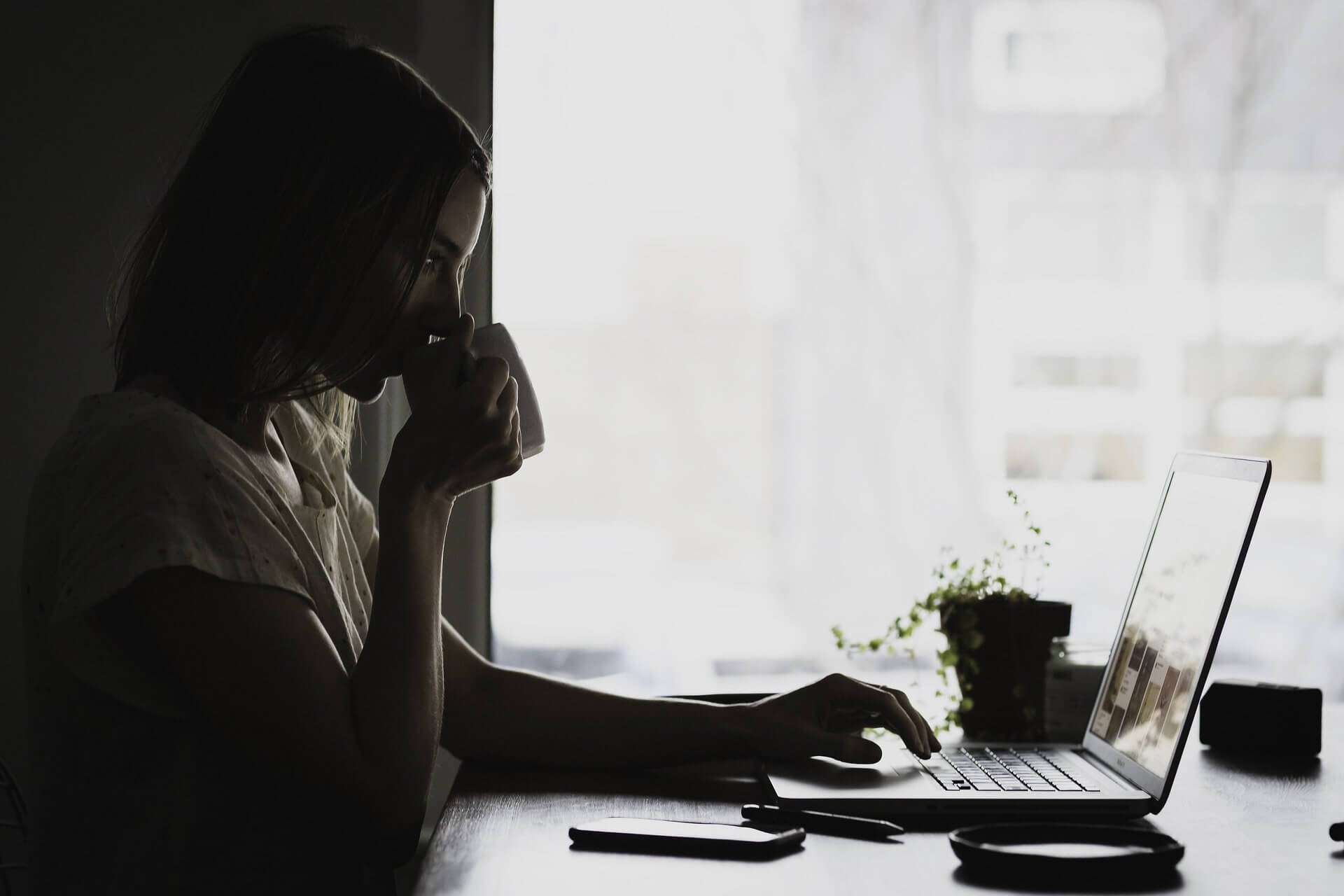 Les peptides, bien qu'efficaces pour de nombreux bienfaits, peuvent aussi présenter des effets secondaires. Parmi ceux-ci, on trouve des réactions allergiques, des troubles digestifs, et des déséquilibres hormonaux. Il est crucial de consulter un professionnel de santé avant de commencer tout supplément de peptides pour s'assurer de leur sécurité et de leur pertinence pour votre situation personnelle.