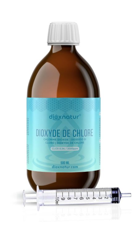 L'image montre une bouteille en verre ambré de 500 ml, étiquetée dioxnatur – Dioxyde de Chlore, contenant une solution aqueuse concentrée à 0,3 % (3 000 ppm) sans chlorite de sodium et à pH neutre. Une seringue graduée de 10 ml posée au premier plan évoque le dosage précis de ce produit désinfectant et oxydant, capable d'éliminer les agents pathogènes tout en augmentant le taux d'oxygène dans le sang. Des études cliniques ont rapporté des résultats positifs dans le traitement de la COVID-19, sans effets secondaires dangereux pour les patients.